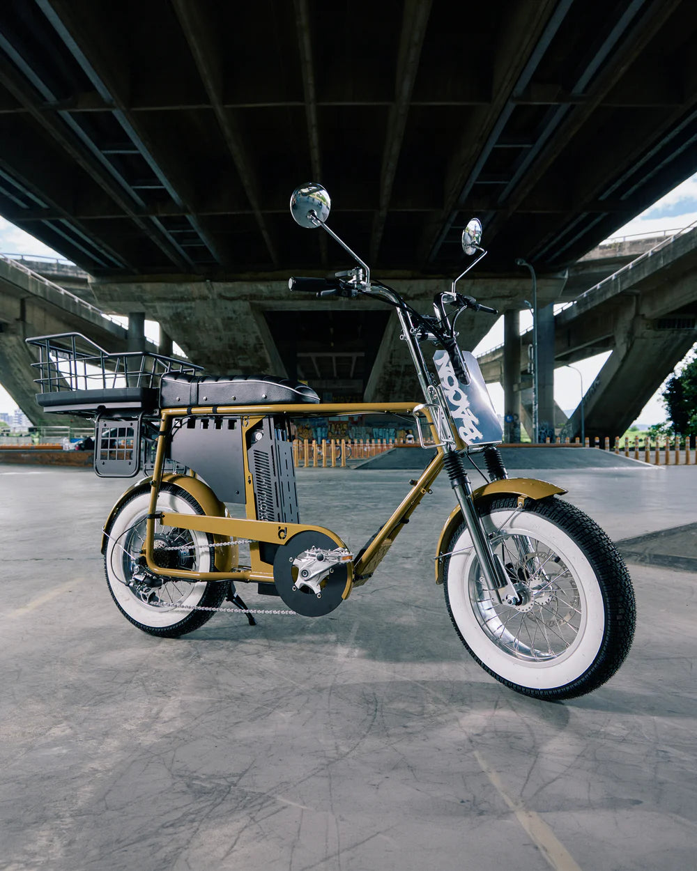 UD '70 系列 Minibike 席勒泥電輔自行車,高架橋下場景實拍