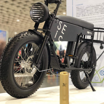 消光黑 Unimoke MK 展示於台北國際自行車展，車前是 TAIPEI CYCLE d&i awards 金質獎獎座