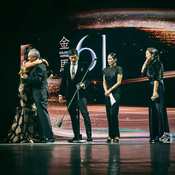 金馬 61 典禮舞台上，鄭佩佩的親友與影人一同站在寫著金馬 61 的背板前接受致敬。
