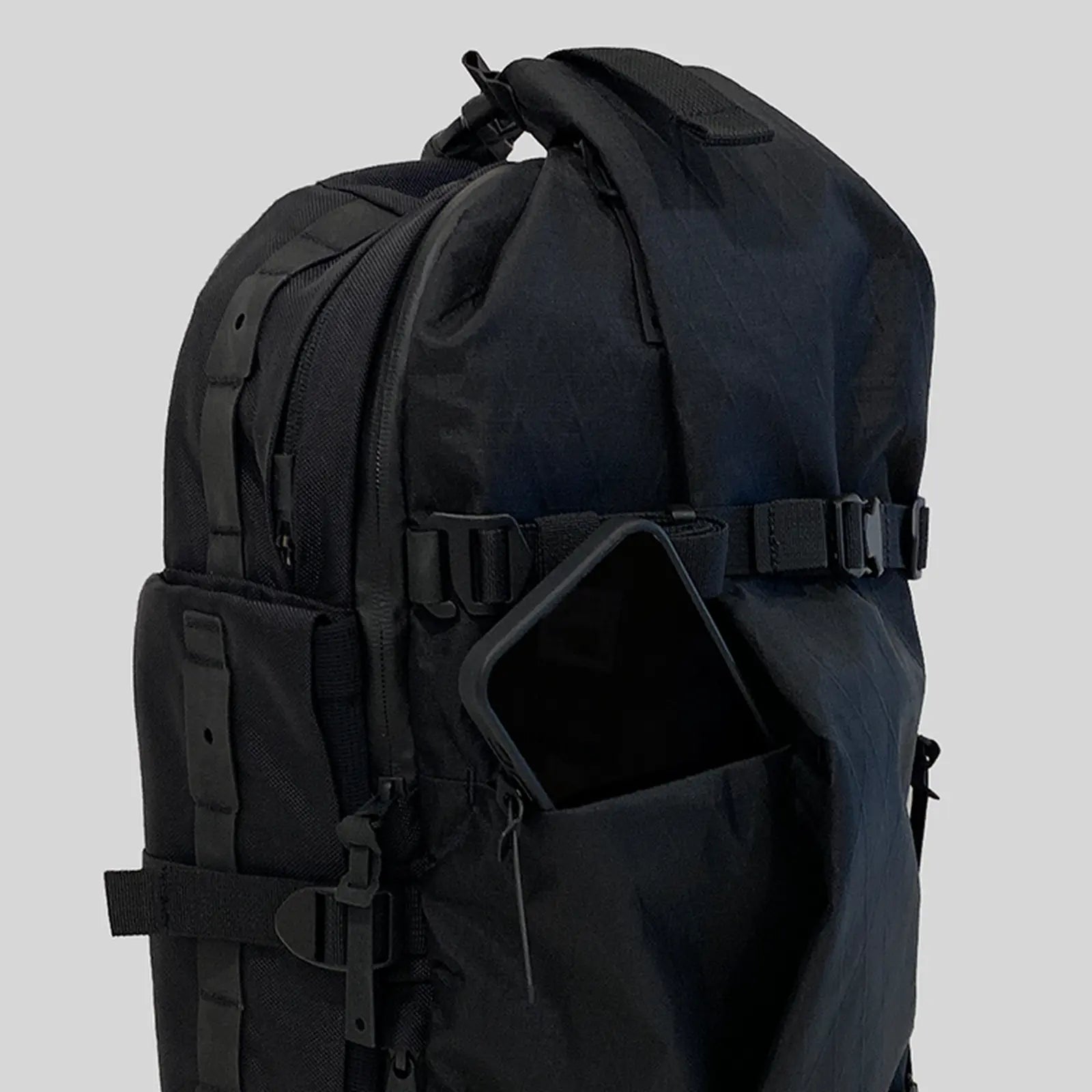 CODEOFBELL X-PAK EVO 黑色機能斜背包使用CORDURA材質、XPAC防水布料、高耐用設計