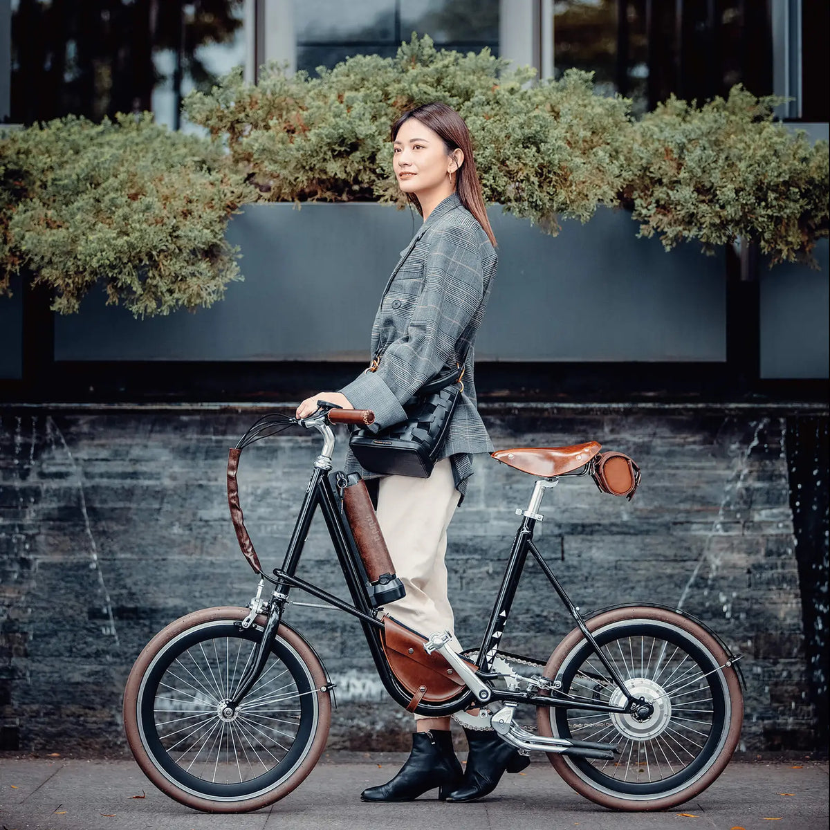 一名女性牽著 SEic SEic miniu 經典珍珠黑的街拍情境照
