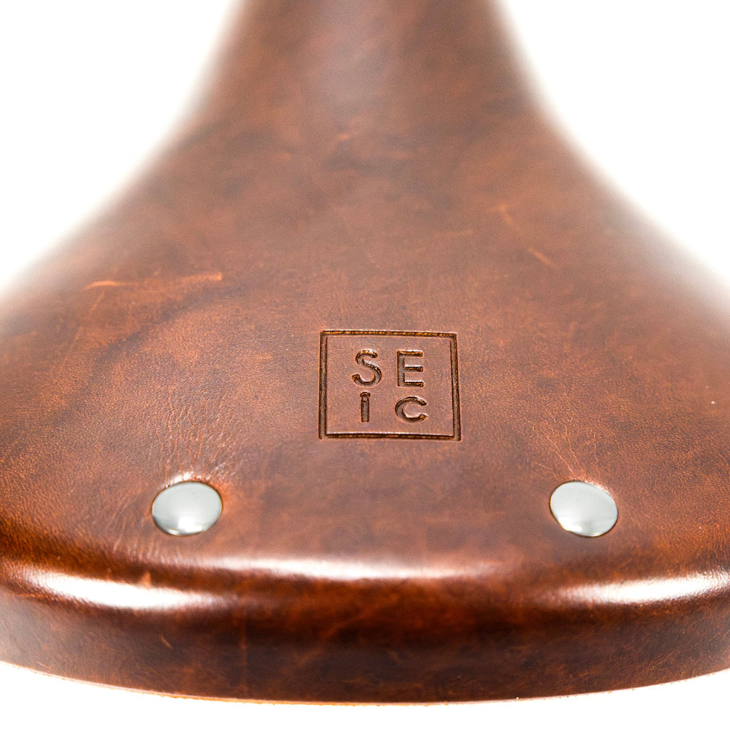 SEic 手工真皮鉚釘座墊上面有手工刻製的品牌 logo，獨具質感