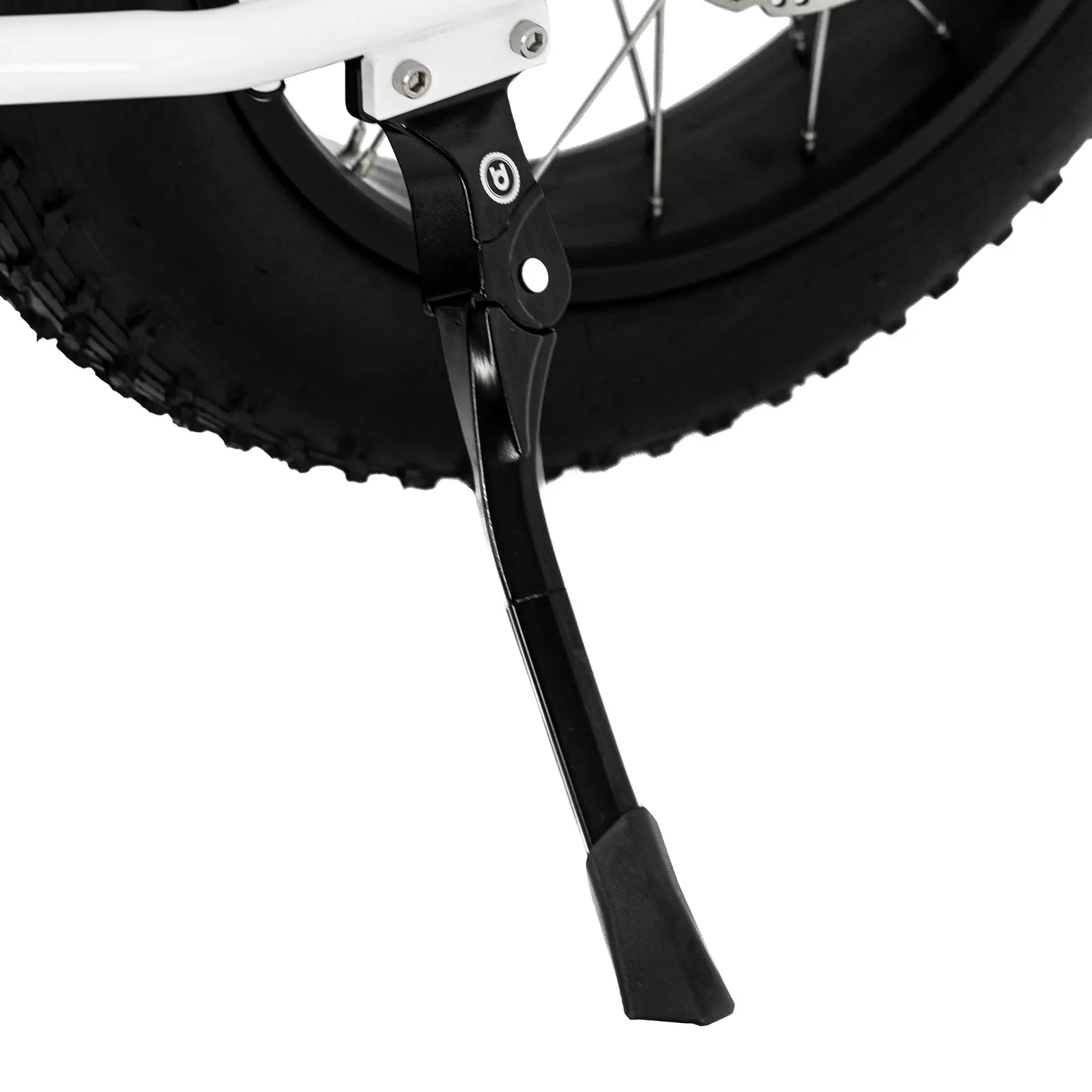 一組在安裝在車上的 UD 立車柱，上面有  Urbandirvestyle 的品牌 logo