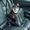 一隻柴犬在 OGK 寵物包中，寵物包放在車上，透過安全扣環有效防止寵物包滑動