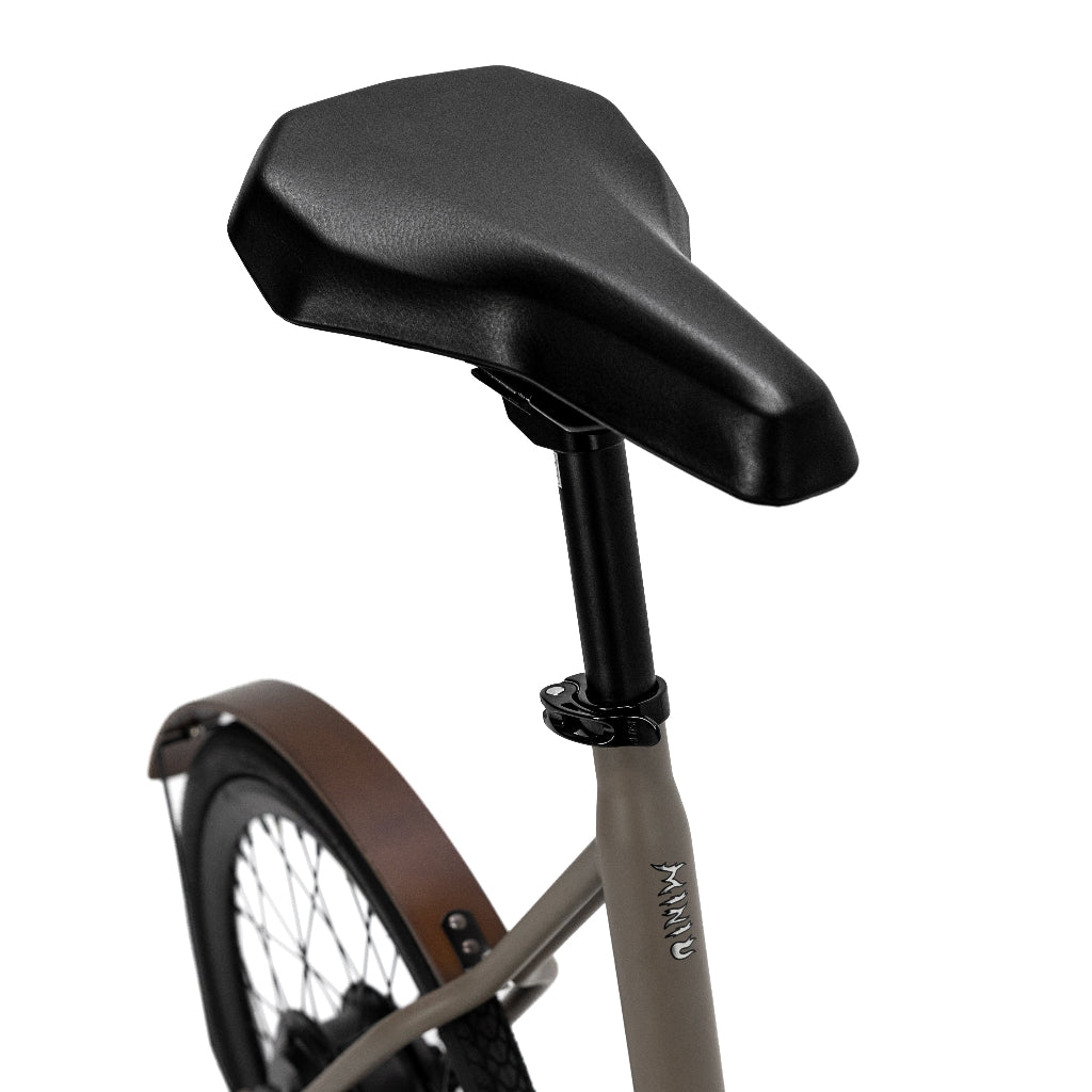 SEic miniu 山貓石英灰的黑色坐墊，騎乘體驗舒適且可自由調整高度