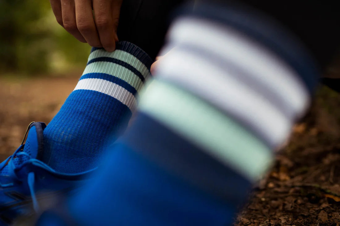 一雙 INCYLENCE Merino Strive 羊毛運動機能襪深藍淺綠的放大細節