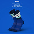一雙 INCYLENCE Merino Strive 深藍淺綠羊毛運動機能襪，選用更高比例的 Merino 羊毛，著重於保暖與溫度穩定表現