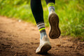 一位跑者穿著一雙 INCYLENCE Merino Strive 羊毛運動機能襪和運動鞋在跑步