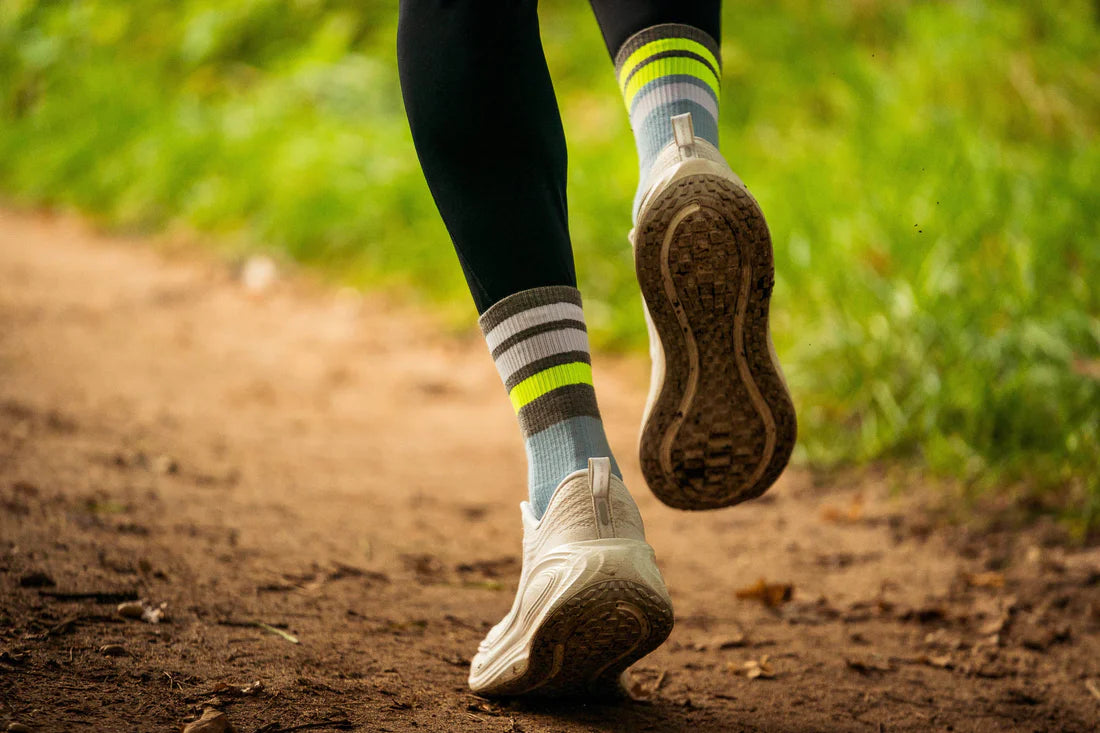 一位跑者穿著一雙 INCYLENCE Merino Strive 羊毛運動機能襪和運動鞋在跑步