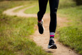 一位跑者穿著運動緊身褲、 INCYLENCE Merino Strive 羊毛運動機能襪和運動鞋在跑步