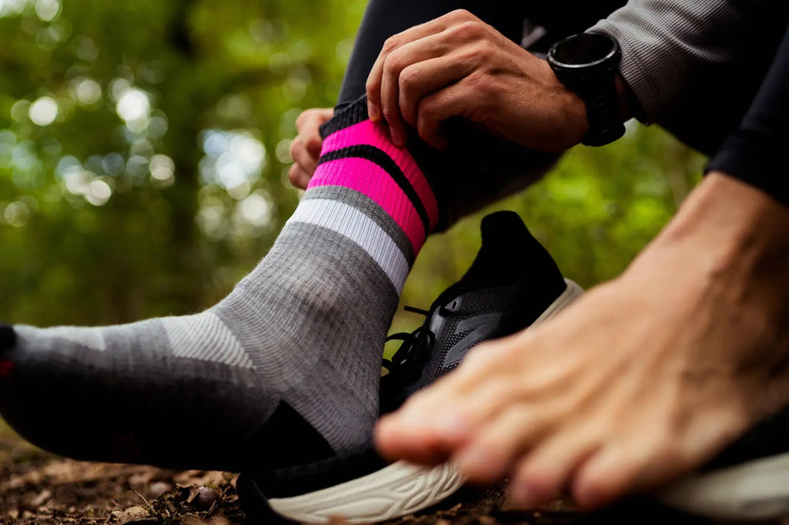 一位登山者正在穿脫運動襪，換上一雙 INCYLENCE Merino Strive 羊毛運動機能襪