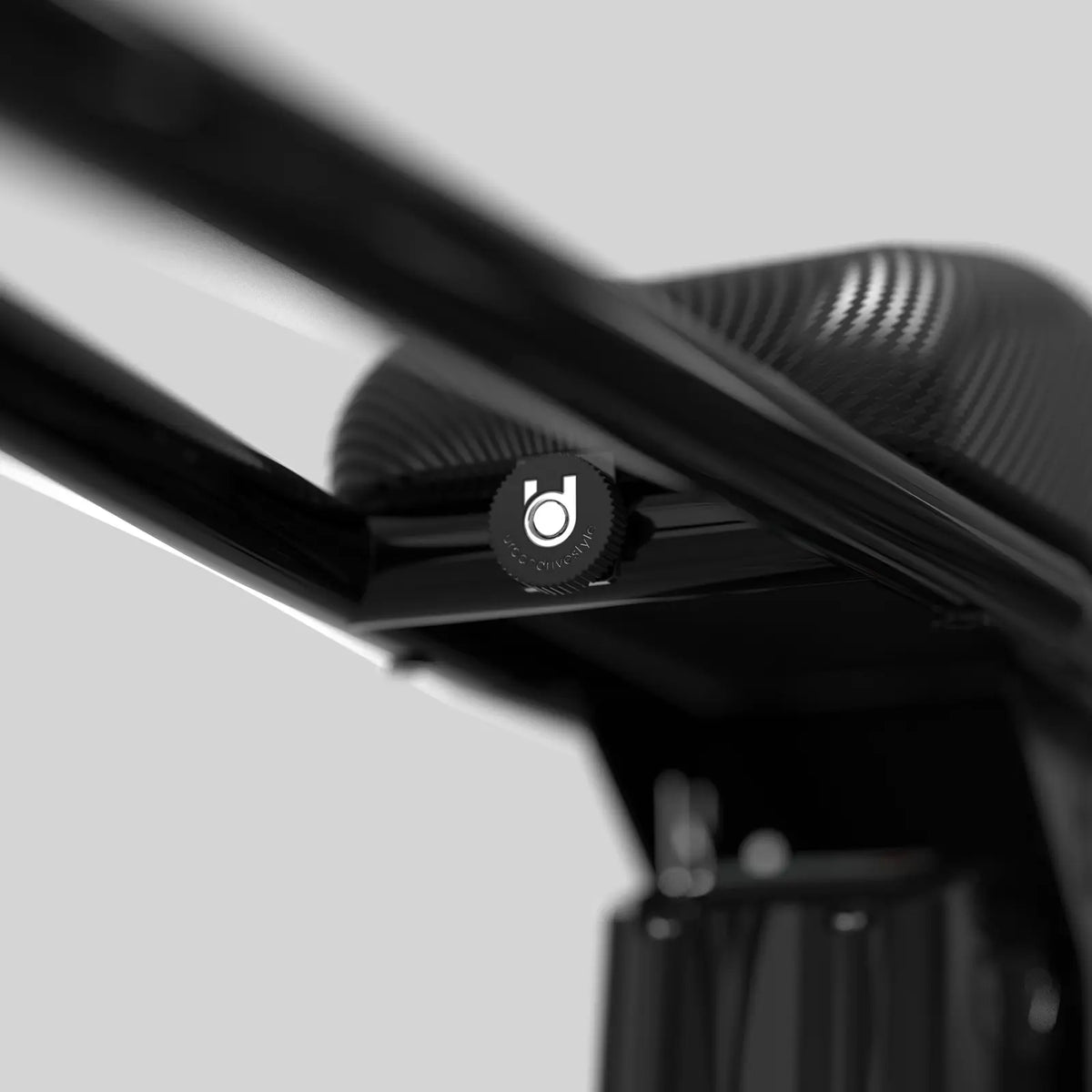電輔車 Unimoke minibike 座墊前方的 UrbanDrivestyle logo