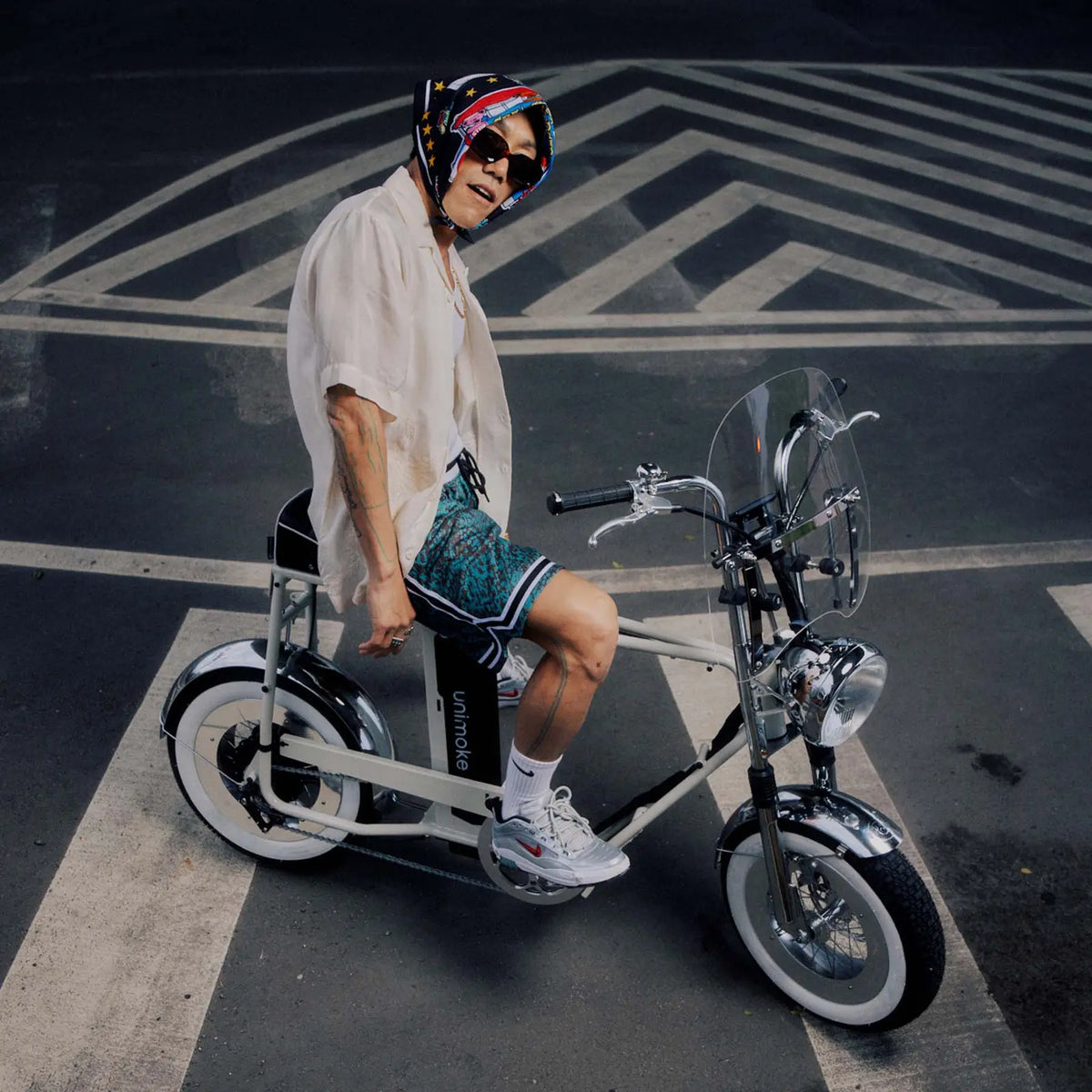 一名男子戴著頭巾在馬路上騎乘 minibike 海鹽灰
