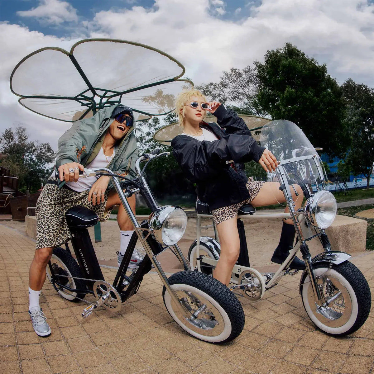 一對男女在公園騎乘電輔車 minibike ，畫面輕鬆且時尚，別具風格