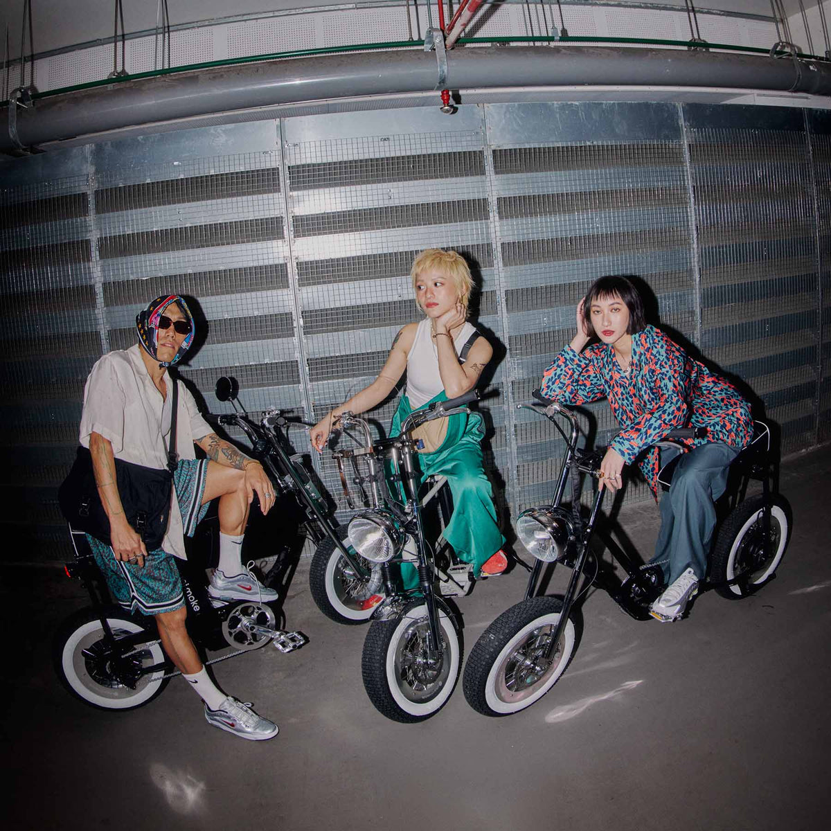 一名男子和兩名女子在路上騎乘 miniswing 及 minibike ，展現個人風格