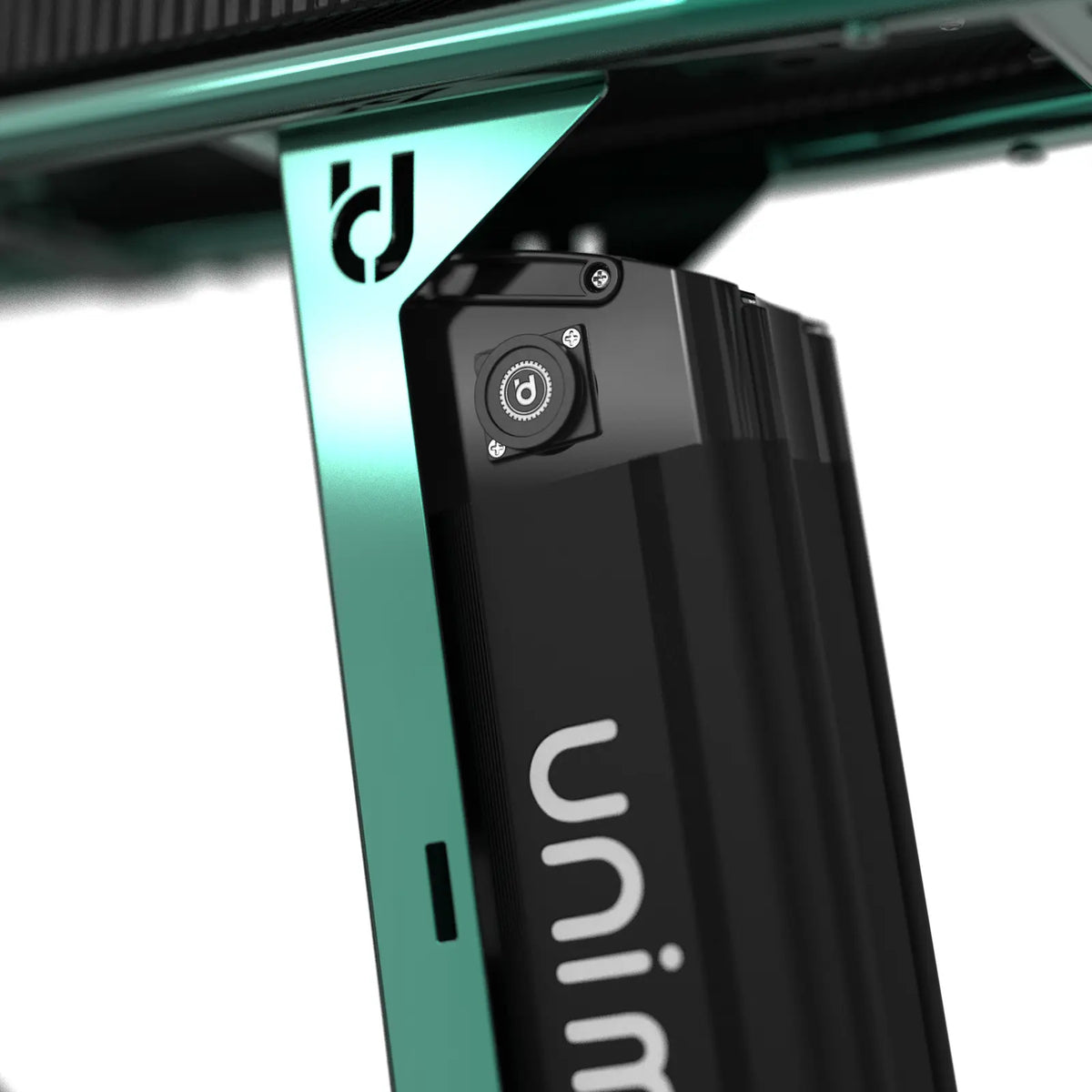 Urban Drivestyle Unimoke minibike 清漆金龜綠車上及電池上的品牌 LOGO