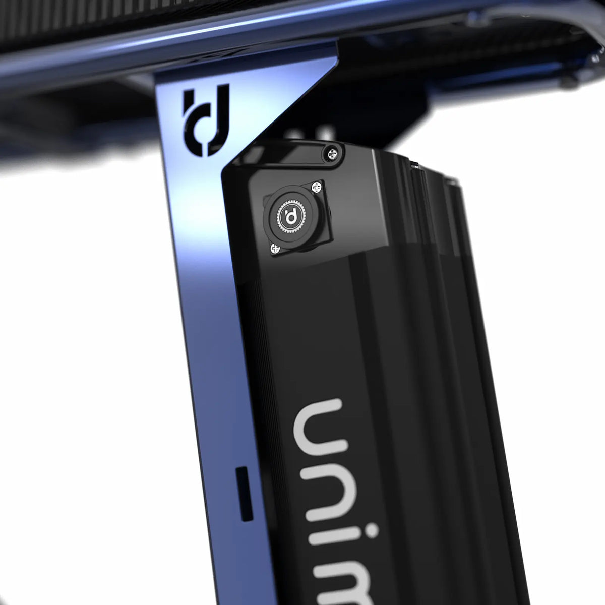 Urban Drivestyle Unimoke miniswing 清漆寶石藍車上及電池上的品牌 logo