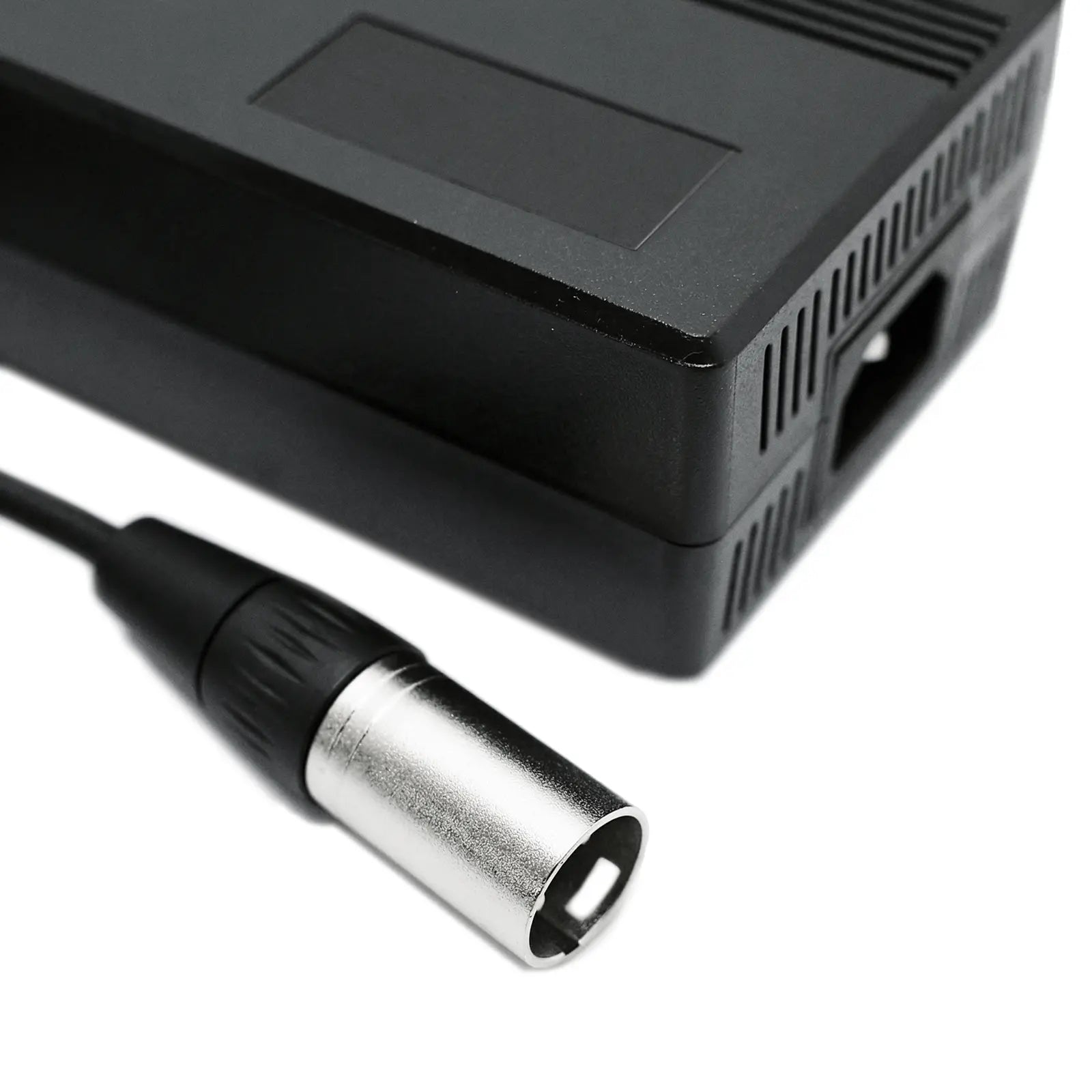 UD 48V 鋰電池充電器的街頭，可以連接 Unimoke 的電池