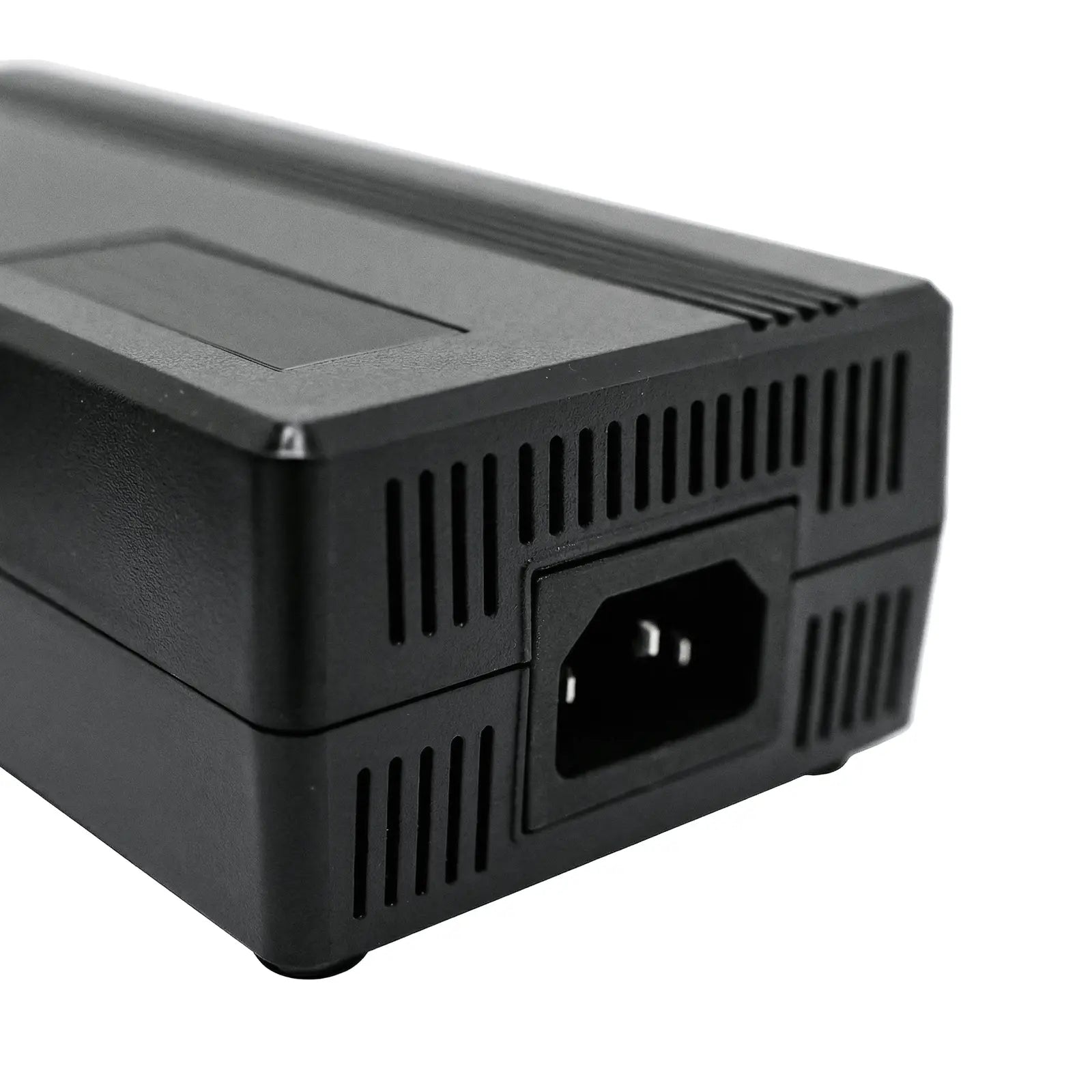 UD 48V 鋰電池充電器的接頭，可以為 UD 鋰電池充電
