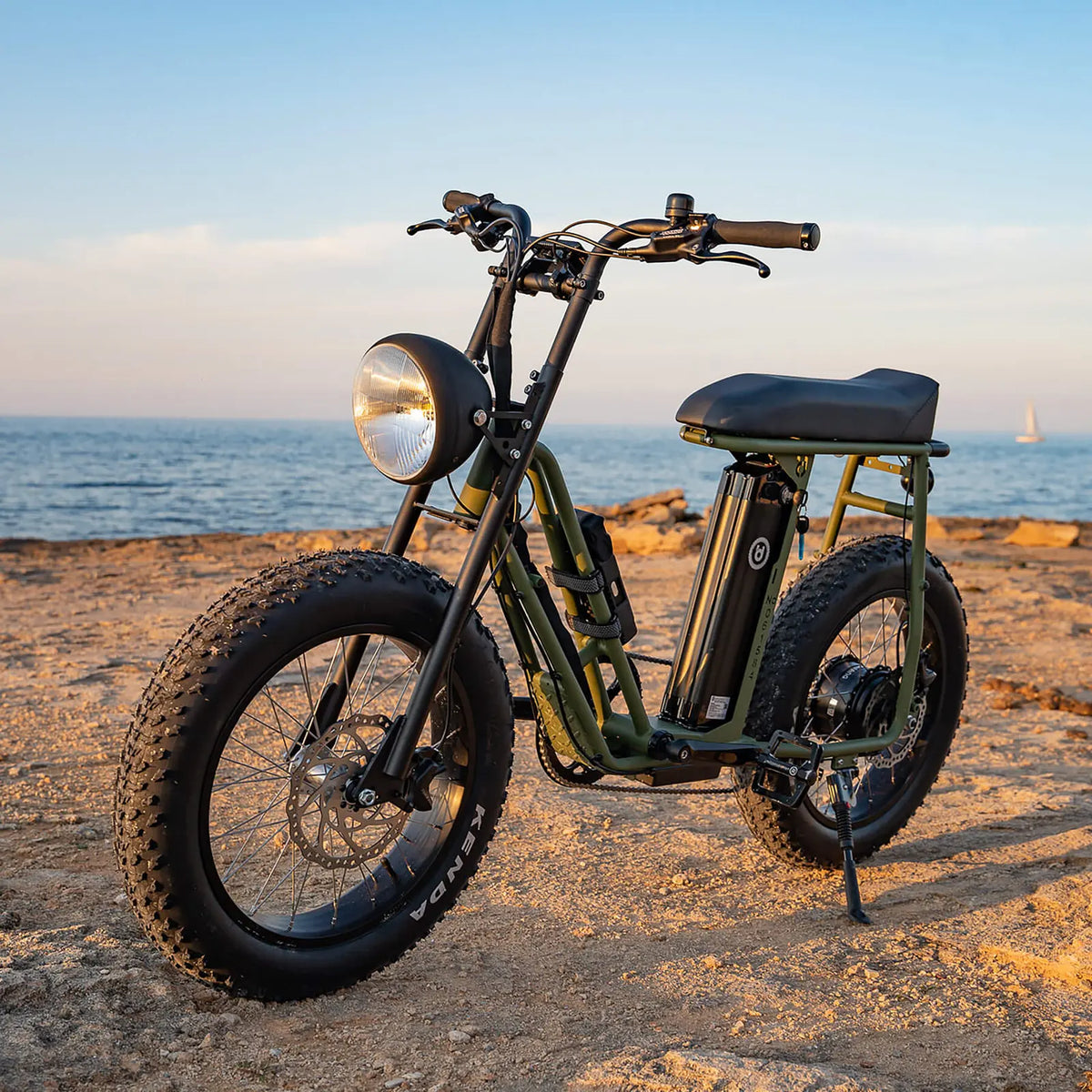 Unimoke SW 軍綠色在海邊沙灘上，陽光燦爛海景優美