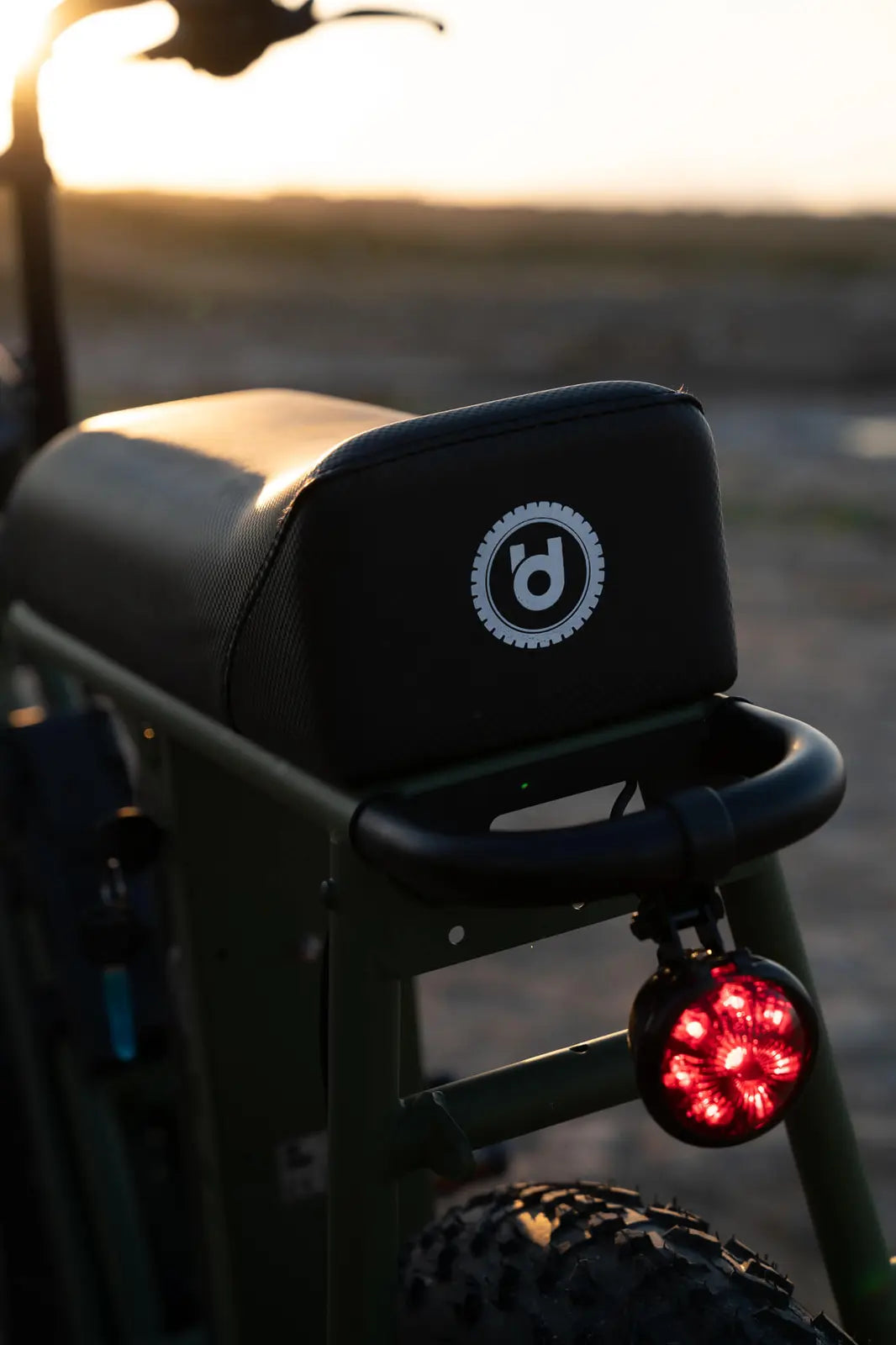 Unimoke SW 座椅後方的 UrbanDrivestyle logo